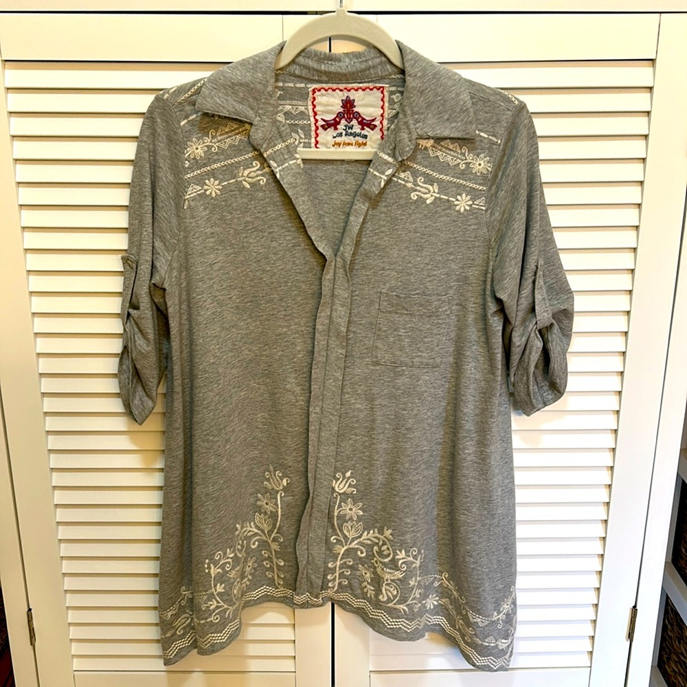 JW Los Angeles grey and white top